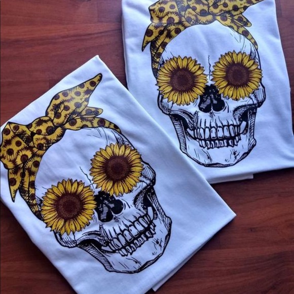 🌻🖤💀 Sunflower skull shirt - Picture 2 of 4